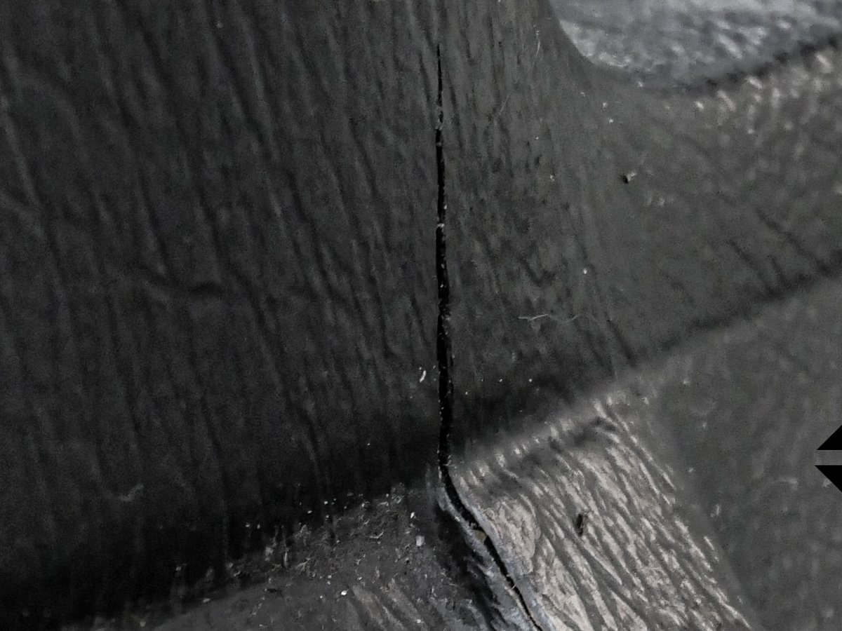 Pęknięty plastik poszycia drzwi przed naprawą