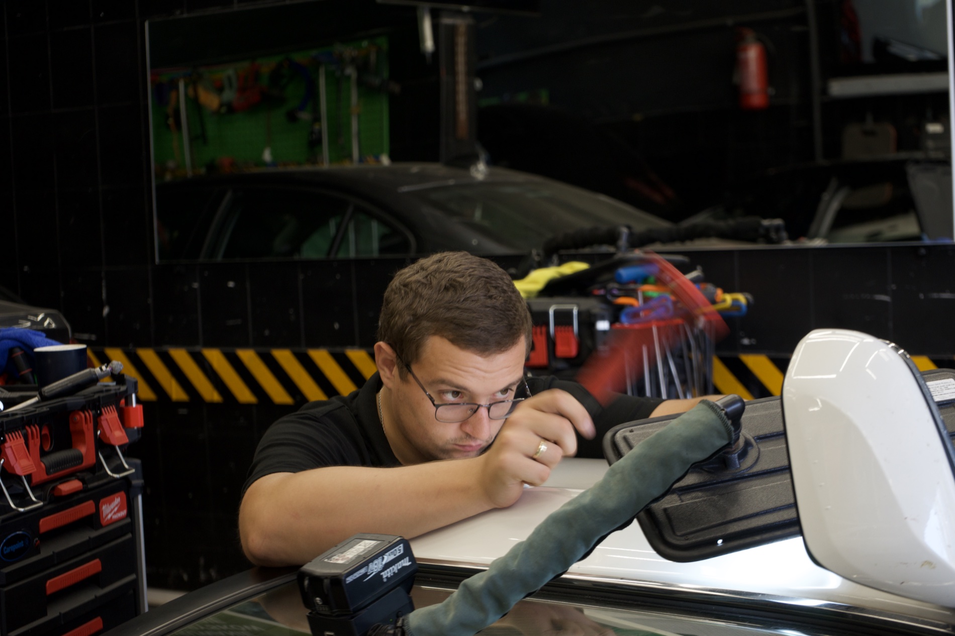 Technik Automax podczas naprawy auta - usługi detailingu w Warszawie