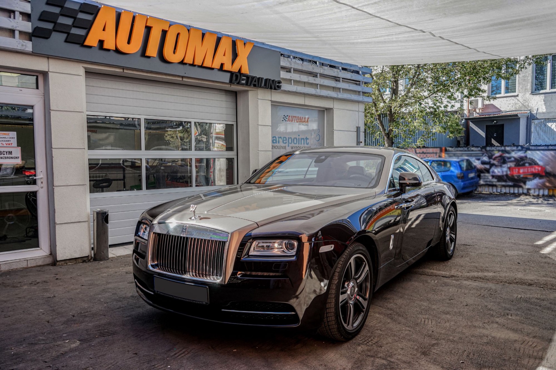 Rolls-Royce przed salonem Automax Detailing w Warszawie