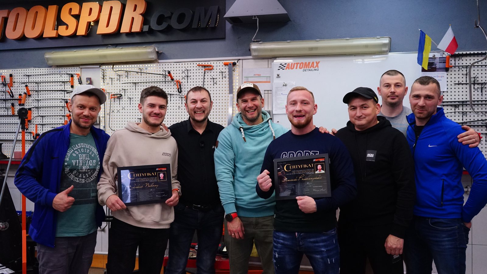 Absolwenci kursu PDR z certyfikatami w warsztacie Automax