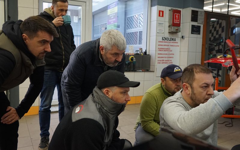 Kursanci obserwują pokaz techniki PDR