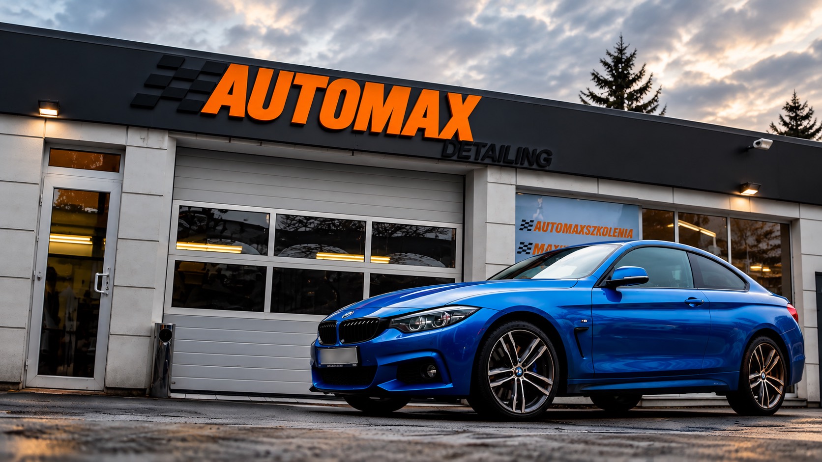 Niebieskie BMW przed salonem Automax Detailing w Warszawie